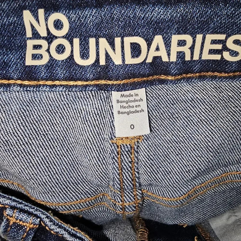 No Boundaries Women’s Denim Shorts Size 0 | Blue Mid Rise Studded 5-Pock00